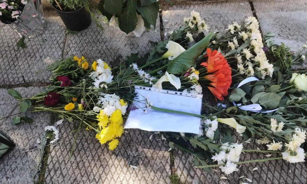 Αφήνουν λουλούδια και κεριά στο σημείο που "έπεσε" ο Καραιβάζ